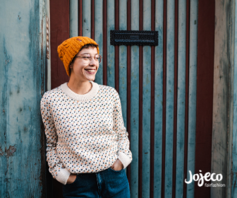 Lächelnde Frau draußen an einem Herbsttag